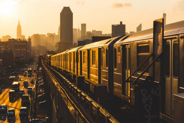 قطار مترو در نیویورک در غروب آفتاب
