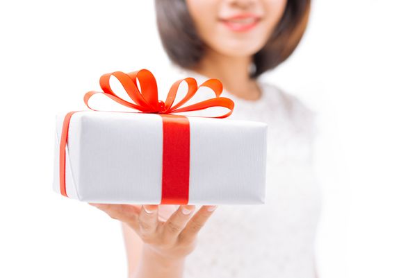 زن در حال ارائه یک هدیه روی جعبه هدیه تمرکز کنید