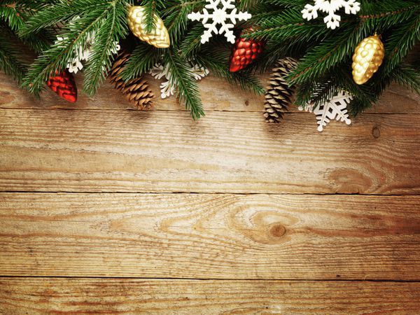 درخت کریسمس روی پس زمینه تخته چوبی با کپی sp