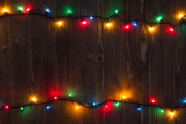 پس زمینه کریسمس چوب تخته‌ای با چراغ و متن آزاد sp