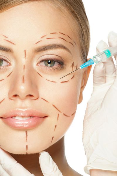 زن جوان و زیبای قفقازی با خطوط سوراخ شده روی f خود قبل از عمل جراحی پلاستیک آرایشگر لمس زن f