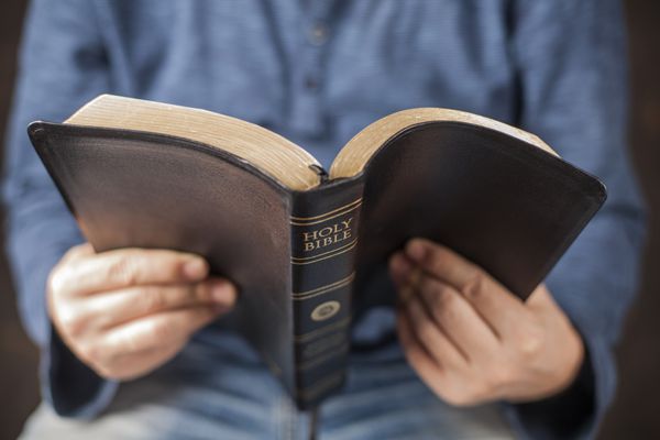 مردی که از کتاب مقدس می خواند از نزدیک