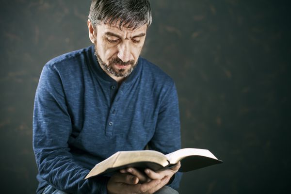 مردی که از کتاب مقدس می خواند از نزدیک