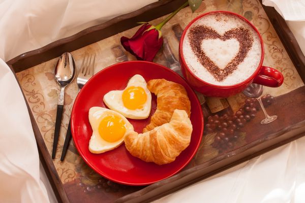 صبحانه در رختخواب - تخم مرغ و کروسان با یک فنجان قهوه
