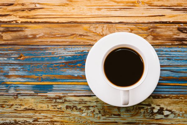 فنجان قهوه روی میز چوبی - تصاویر افکت قدیمی