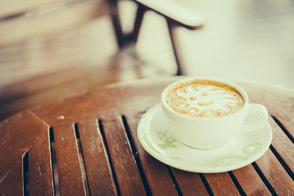 فنجان قهوه لاته آرت در لیوان سفید - تصاویر سبک افکت قدیمی