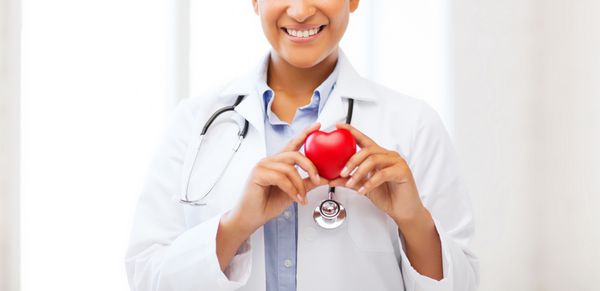 مفهوم مراقبت های بهداشتی پزشکی و قلب - پزشک زن آفریقایی با قلب