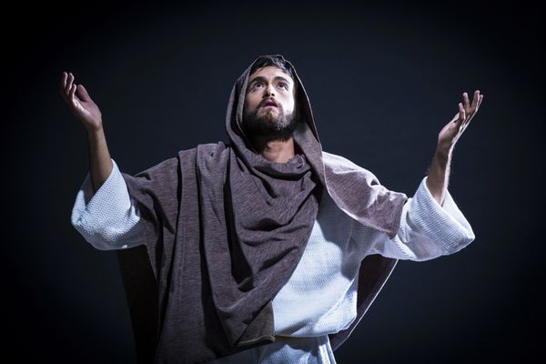 عیسی مسیح با آغوش باز در شب آبی تیره به درگاه خدا دعا می کند