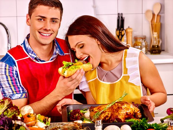 زن و شوهر در حال پختن مرغ و خوردن سگ در آشپزخانه زن در حال غذا دادن به مرد است