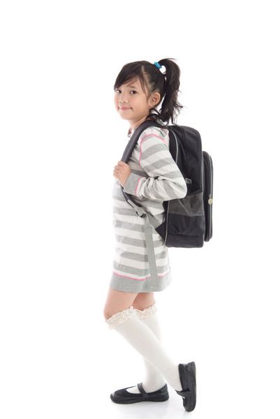 دختر مدرسه ای آسیایی زیبا با کوله پشتی در پس زمینه سفید جدا شده