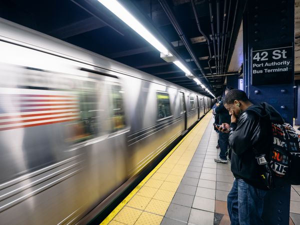 نیویورک - حدود اکتبر 2014 مردم در ایستگاه متروی نیویورک منتظر می مانند متروی شهر نیویورک با 1 67 میلیارد سواری در سال هفتمین سیستم متروی شلوغ جهان است