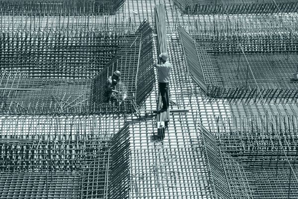 کارگر در محل ساخت و ساز اسکلت فلزی تقویت کننده برای ریختن بتن