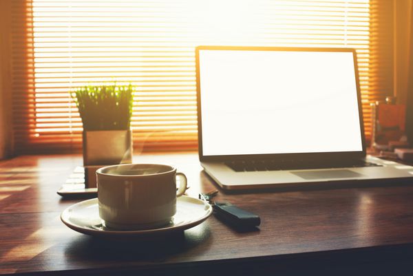 رومیزی مستقل خانگی با رایانه لپ تاپ باز فنجان قهوه تبلت دیجیتال و گیاه سبز روی میز نت بوک شخصی تجاری با صفحه خالی برای محتوای اطلاعاتی یا پیام متنی