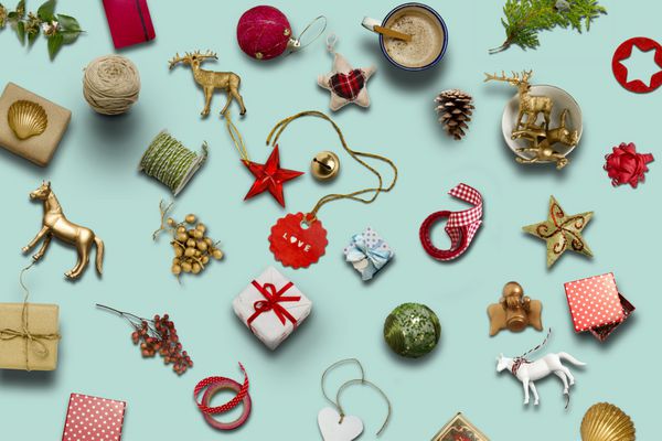 مجموعه کریسمس هدایا و زیور آلات تزئینی در زمینه آبی مونتاژ تصویری