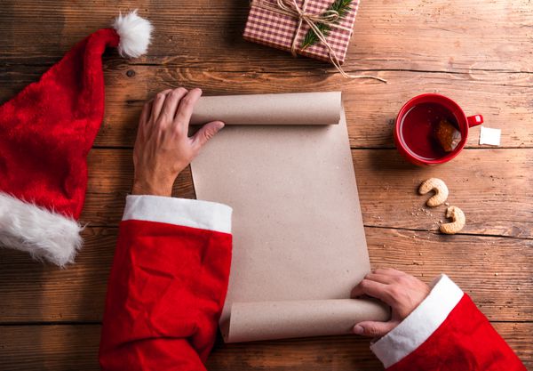 بابا نوئل لیست آرزوهای خالی را در دستانش نگه داشته است