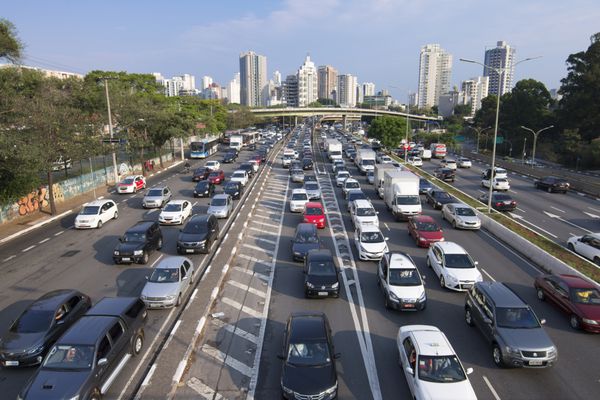سائوپائولو برزیل - 25 سپتامبر 2015 مسافران با ازدحام ترافیک سنگین در avenida 23 de maio خیابان 23 مه در ساعات شلوغی بعد از ظهر در سائوپائولو برزیل مبارزه می‌کنند