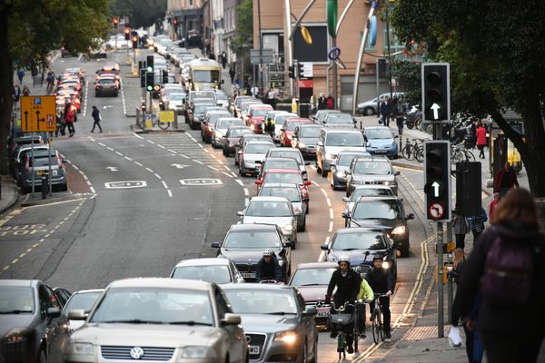 بریستول - 22 اکتبر ترافیک آهسته در مرکز شهر در ساعت شلوغی عصر روز 22 اکتبر 2015 در بریستول انگلستان راه می‌افتد مسافرانی که در ترافیک مسدود گیر کرده اند یک منظره رایج در بریستول است