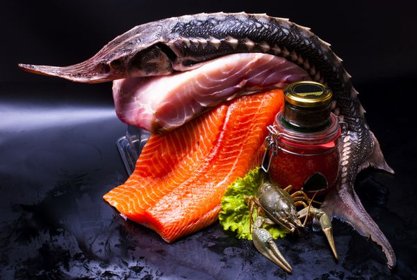 طبیعت بی جان - ماهی قزل آلا خاویار سرطان در پس زمینه سیاه
