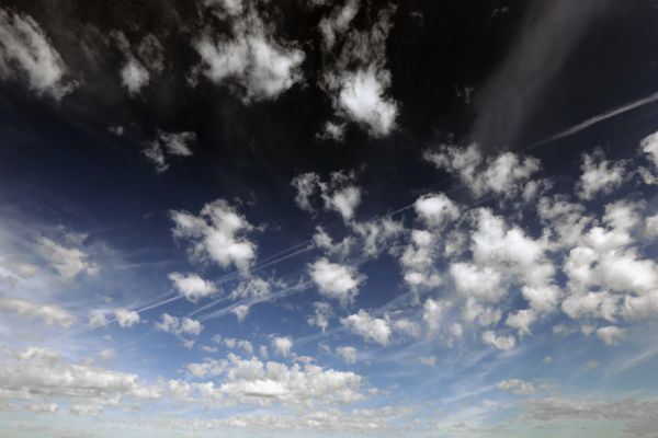 منظره ابرهای سیروس زیبا در برابر آسمان آبی در غروب آفتاب