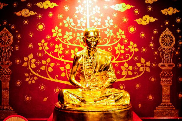مجسمه طلایی زیبای شاگردان راهب بودا در معبد تایلند