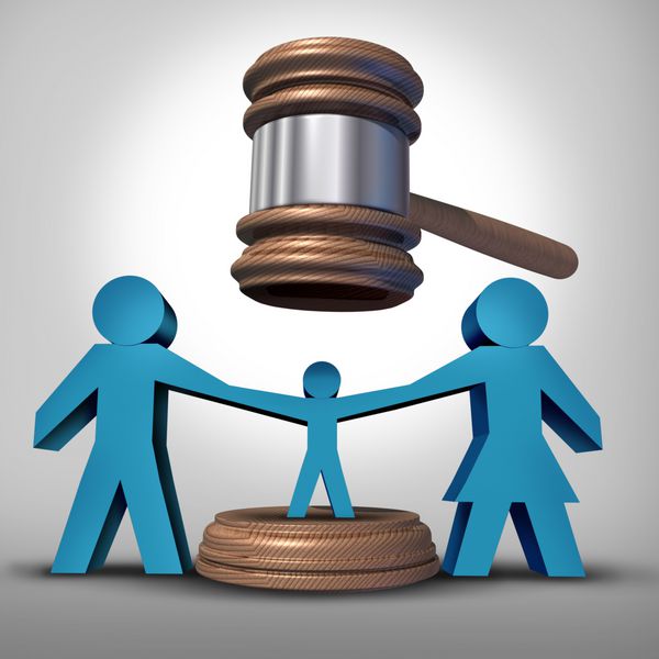 نبرد حضانت کودک به عنوان یک مفهوم حقوقی خانواده در طول یک جدایی قانونی یا اختلاف طلاق به عنوان نماد مادر پدری که کودک قربانی را در دست گرفته است و یک چکش یا چکش قاضی برای حقوق والدین پایین آمده است