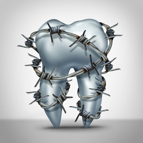 مفهوم دندان درد دندان درد به عنوان نماد دندان مولر انسان با سیم تخت تیز به عنوان استعاره دندانپزشک برای دندان های حساس یا عفونت ناشی از بهداشت نامناسب دهان و پوسیدگی دندان