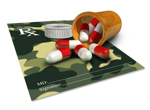 مفهوم پزشکی نظامی به عنوان نسخه پزشک با الگوی استتار برای درمان سربازان جانباز یا نمادی برای داروها در نیروهای مسلح