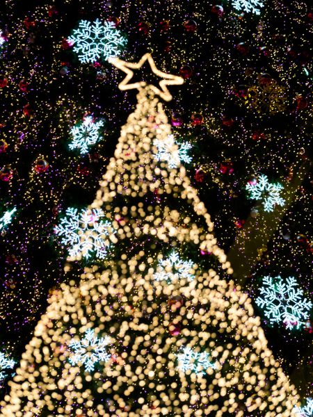 بوکه درخت کریسمس با نوردهی دوگانه انتزاعی با نورهای تار