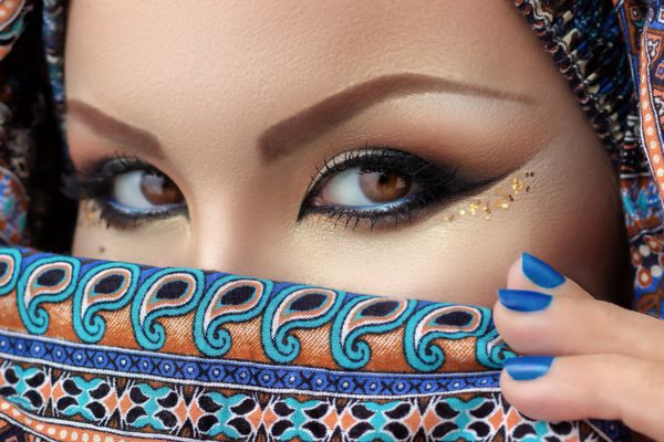 حجاب چشمان زن زیبا آرایش عربی نگاه تند