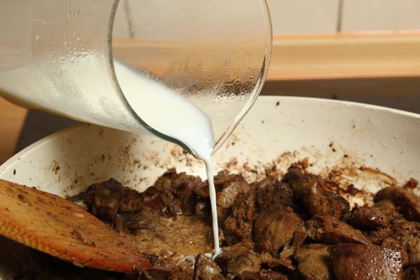 پختن جگر مرغ ریختن شیر در جگر سرخ شده