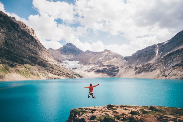 دختری از مقابل دریاچه مکارتور کانادا می پرد