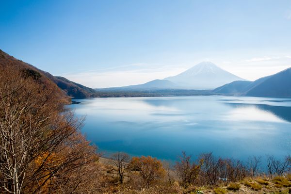 کوه فوجی فوجیسان با دریاچه موتوسو در یاماناشی ژاپن
