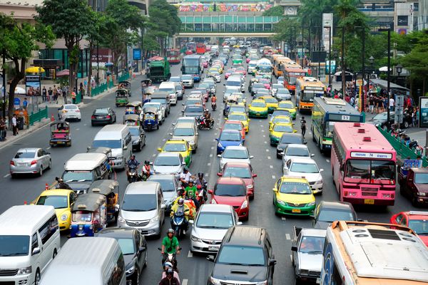 بانکوک تایلند - 24 فوریه 2016 تراکم ترافیک مشکل باید در بانکوک حل شود