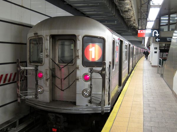 قطار در ایستگاه مترو در ایستگاه کشتی جنوبی در منهتن نیویورک گرفته شده است