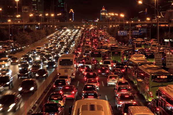 پکن-25 اکتبر ترافیک در منطقه تجاری مرکزی پکن در شب در 25 اکتبر 2010 در پکن چین انتظار می رود پکن تا پایان سال از پنج میلیون وسیله نقلیه در جاده های خود عبور کند
