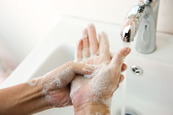 شستن دست ها با صابون زیر آب روان