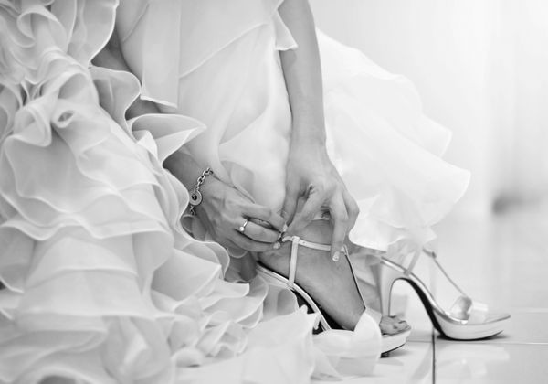 عروس برای روز عروسی کفش هایش را می پوشد