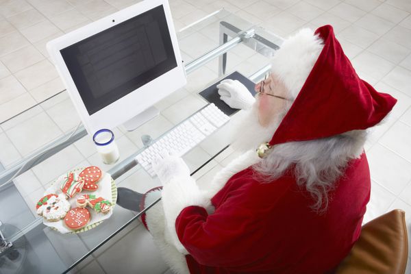 بابا نوئل با کامپیوتر کار می کند