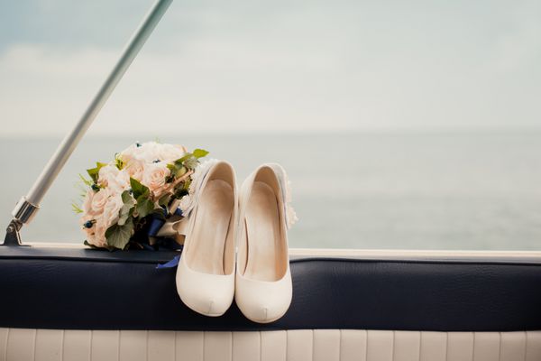 دسته گل عروس و کفش عروس