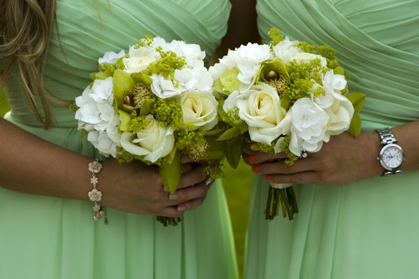 ساقدوش هایی که دسته گل های عروسی سبز در دست دارند