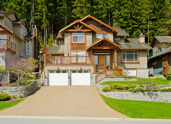 خانه لوکس سفارشی بزرگ با حیاط جلویی زیبا در حومه شمال ونکوور کانادا