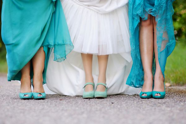 عروس و ساقدوش ها در مراسم عروسی کفش های خود را به نمایش می گذارند