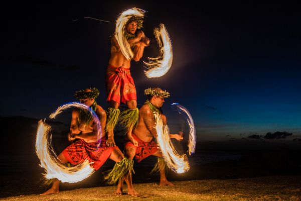 سه مرد قوی در حال شعبده بازی آتش در هاوایی - آتش s
