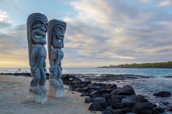 مجسمه های چوبی هاوایی در پارک ملی تاریخی puauhonua o honaunau جزیره بزرگ هاوایی
