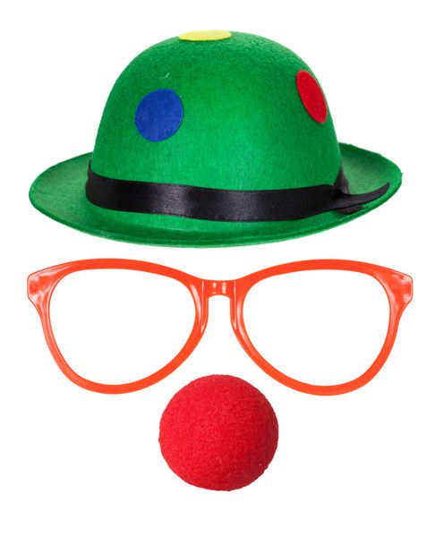 کلاه دلقک با عینک و بینی قرمز جدا شده در پس زمینه سفید