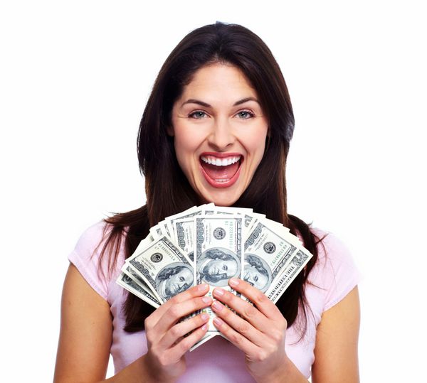 زن شاد با پول جدا شده در زمینه سفید