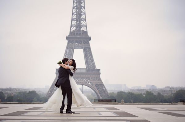 عروس و داماد خوشحال در حال لذت بردن از عروسی خود در پاریس