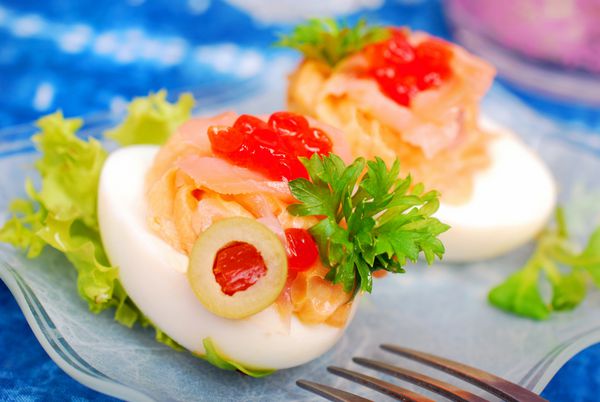 تخم مرغ پر شده با ماهی آزاد دودی و خاویار قرمز به عنوان پیش غذا