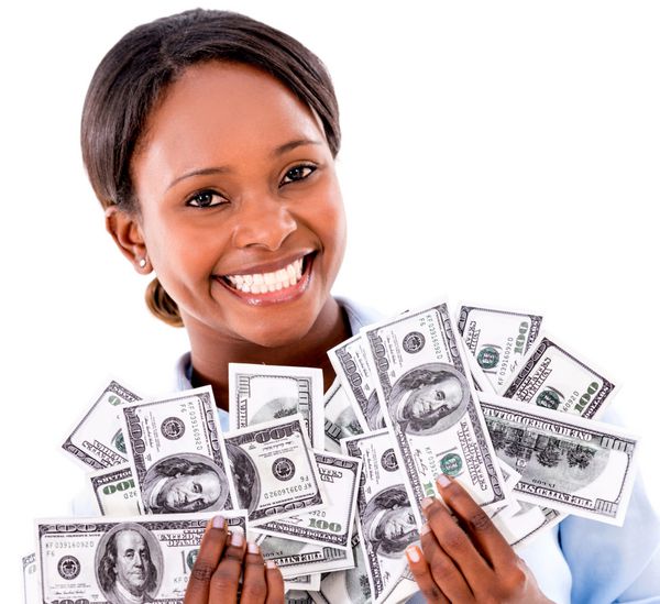 زن تاجر ثروتمندی که اسکناس های دلاری در دست دارد - جدا شده روی سفید