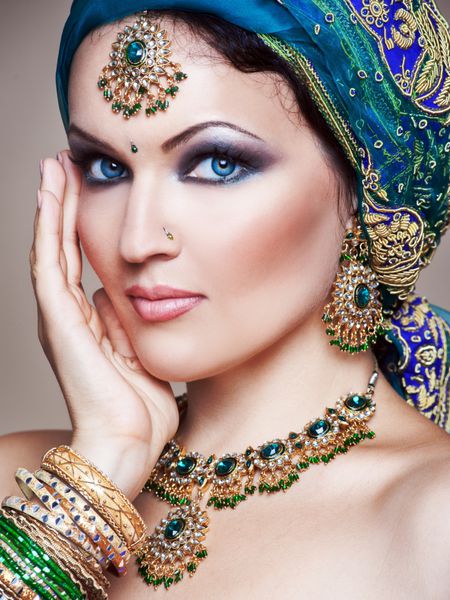 زن جوان هندی زیبا با لباس سنتی با آرایش عروس و جواهرات عروس خوشگل دختر بالیوود در ساری شکم عربی